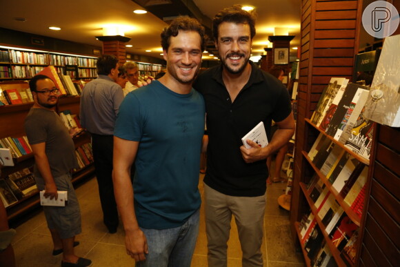 Paulo Rocha e Joaquim Lopes, colegas de elenco de 'Império', posam para foto durante lançamento do livro de Maria Ribeiro, no Rio