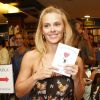 Carolina Dieckmann garantiu seu exemplar do livro de Maria Ribeiro e entrou na fila para pegar um autógrafo da amiga de longa data