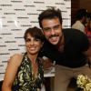 Joaquim Lopes se divertiu ao lado de Maria Ribeiro durante lançamento do livro da companheira da novela 'Império'