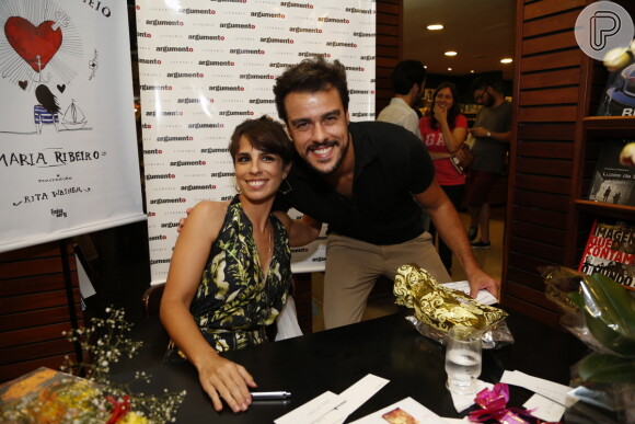 Joaquim Lopes se divertiu ao lado de Maria Ribeiro durante lançamento do livro da companheira da novela 'Império'