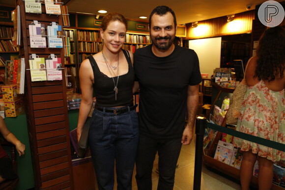 Leandra Leal levou o marido, Alê Youssef, para o lançamento do livro de Maria Ribeiro, na livraria Argumento, no bairro do Leblon, no Rio