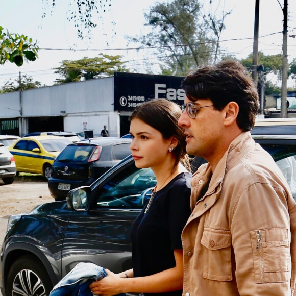 Bruno de Luca teve a companhia da mulher, Sthéfany Vidal, ao chegar para depor em delegacia após o acidente de Kayky Brito