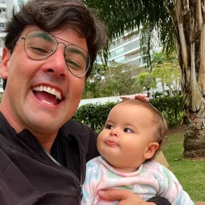 Bruno de Luca segura a filha, Aurora, nascida em 6 de outubro de 2022