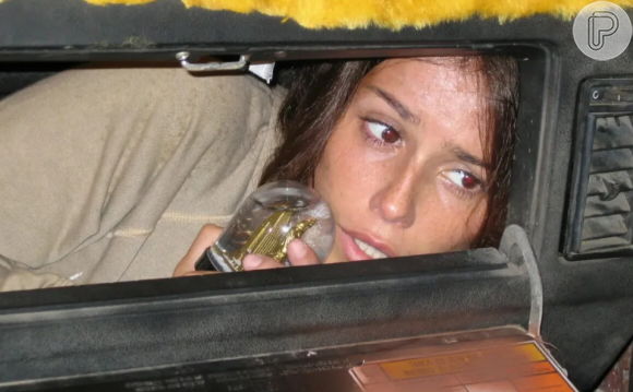 Sol (Deborah Secco) precisou se esconder no porta luvas do carro para se dirigir ao exterior