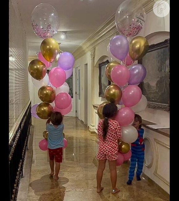 Filhos de Patricia Abravanel, Jane e Senor, ganharam ajuda de um primo com os balões da festa