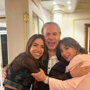 Silvio Santos posou com a filha Patricia Abravanel e a mulher, Iris Abravanel