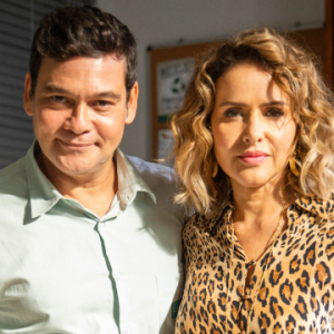 Em Terra e Paixão, Gladys (Leona Cavalli) ajuda Tadeu (Claudio Gabriel) a criar um site de conteúdo adulto