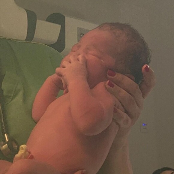 Mavie, filha de Neymar e Bruna Biancardi, chegou ao mundo na madrugada desta sexta-feira (06) e já tem sido paparicada pelos amigos e familiares do casal