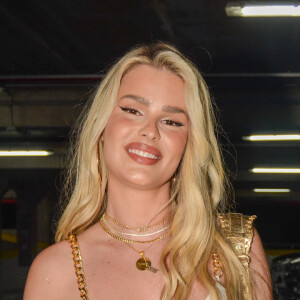 Yasmin Brunet deixou corpo à mostra em look composto por vestido curto decotado em 'V' com corte assimétrico e alças metalizadas douradas para show do The Weeknd em São Paulo
