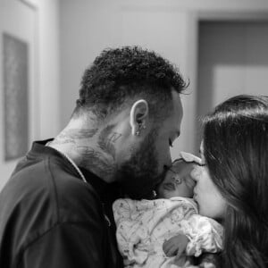 Filha de Bruna Biancardi e Neymar, Mavie vem sendo comparada ao pai em fotos