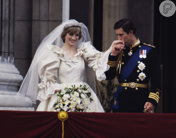 'The Crown' é uma série que conta na ficção a história da família real britânica e um dos acontecimentos já mostrados foi o casamento real entre a Princesa Diana e Charles