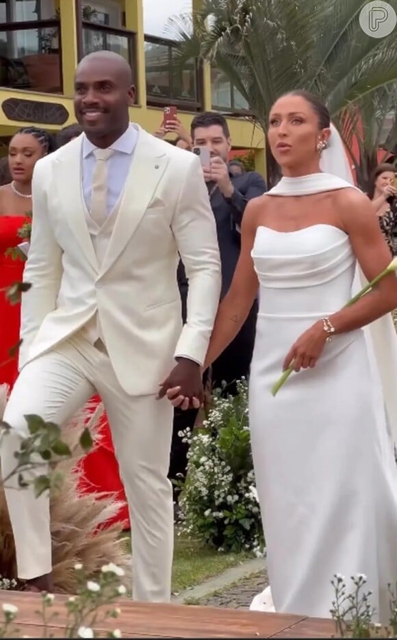 Casamento ao ar livre: Aline Becker usou vestido de noiva tubinho enquanto o noivo Rafael Zulu foi vestido de branco
