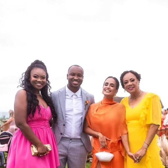 Detalhes do look para casamento de Thiaguinho e Carol Peixinho que usou vestido laranja com fenda