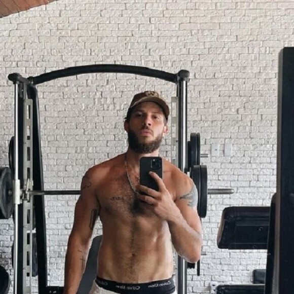 Corpo de Chay Suede mudou bastante de 2018 até 2023 quando o ator começou a se dedicar os exercícios físicos