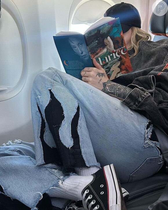 Luísa Sonza publicou um dump no Instagram com momentos que viveu recentemente, entre eles, ler Clarice Lispector no aeroporto