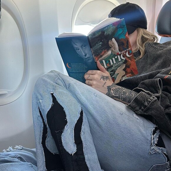 Luísa Sonza publicou um dump no Instagram com momentos que viveu recentemente, entre eles, ler Clarice Lispector no aeroporto