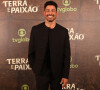 Cauã Reymond aposta em terno preto e branco elegante ao posar com Sabrina Sato no evento UpFront, da Globo