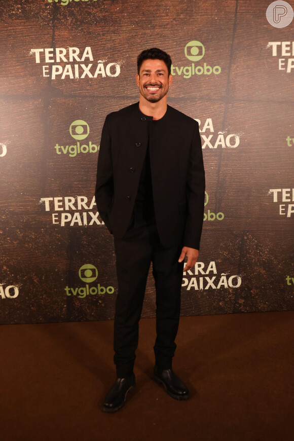 Cauã Reymond aposta em terno preto e branco elegante ao posar com Sabrina Sato no evento UpFront, da Globo