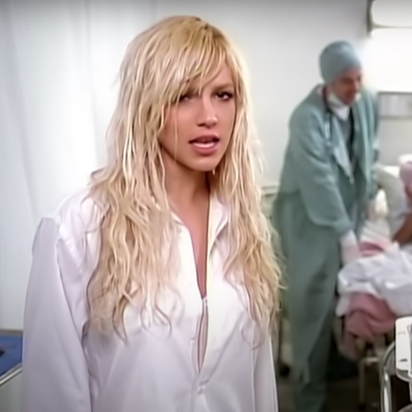 Britney Spears, no clipe de 'Everytime', aparece em um hospital durante o nascimento de um bebê