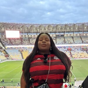 Jojo Todynho usa look coladinho para conferir jogo do Flamengo x Vasco no estádio Maracanã, no Rio de Janeiro