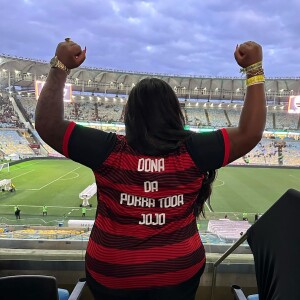 Camisa justinha do Flamengo de Jojo Todynho era personalizada com seu nome e a frase: 'Dona da p*rra toda' na parte de trás
