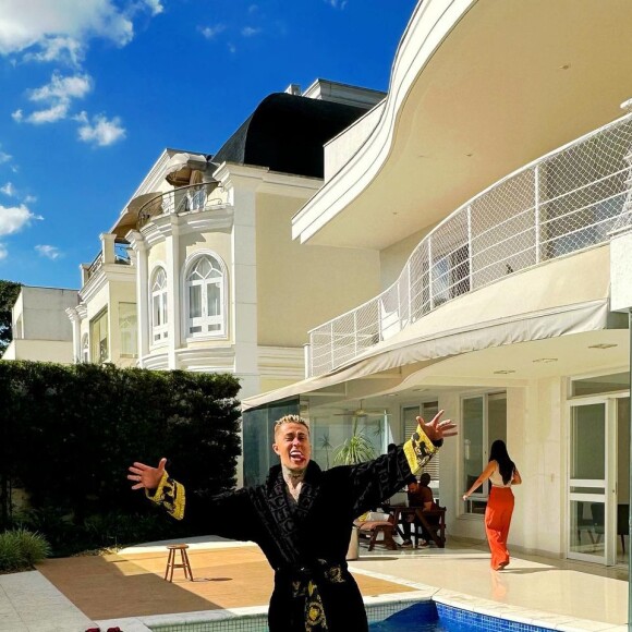 MC Daniel está mostrando nas redes sociais, depois de ficar solteira, que está curtindo a vida