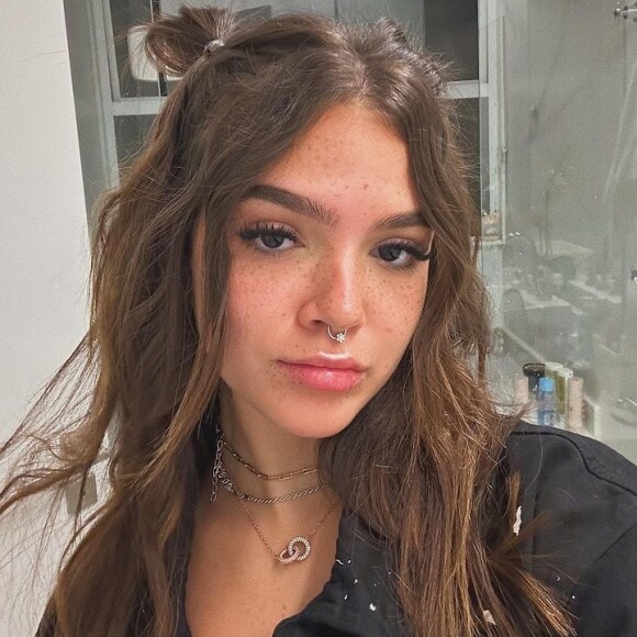 Mel Maia, recém solteira, reclamou após foto sua com cantor na cama ser postada sem sua autorização