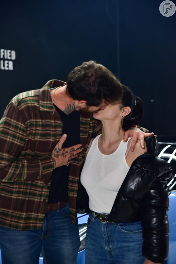 Cleo beijou o marido, Leandro D'Lucca, na fesgta de 33 anos do irmão Fiuk