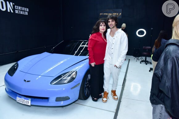 Fiuk posou com a mãe, Cristina Karthalian, em sua festa de 33 anos