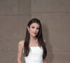 O vestido branco de corte reto usado por Anaju Dorigón deu mood elegante ao look