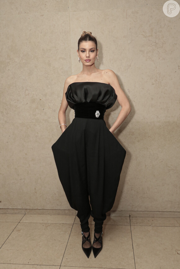 O macacão Vauthier Couture com design maximalista foi aposta de Camila Queiroz para o evento de moda