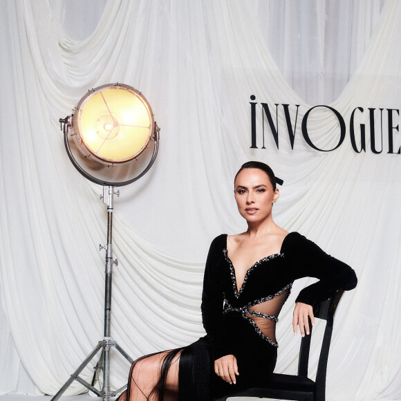 Vestido preto com recorte poderoso na cintura foi aposta da estilista Patricia Bonaldi