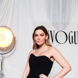 Vestido preto sóbrio e elegante foi usado por Ma Tranchesi no evento de moda da Vogue