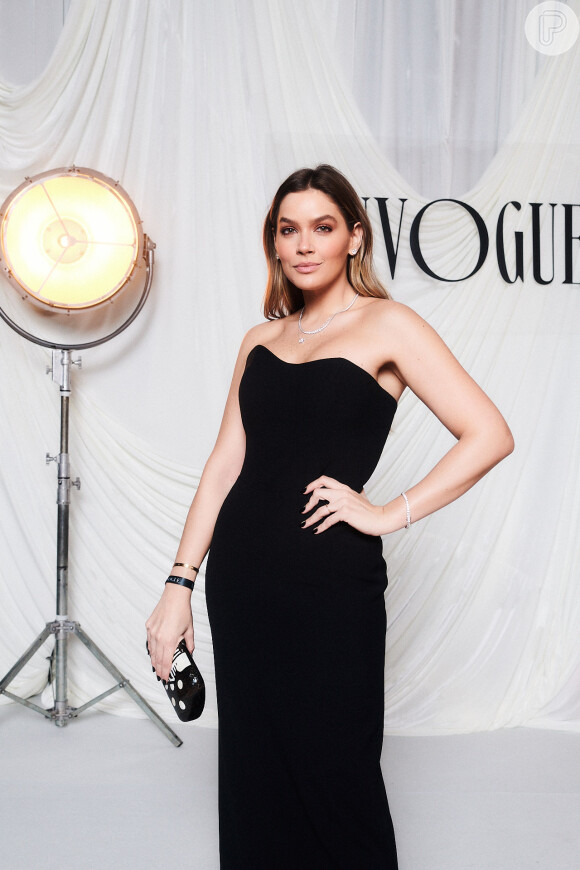 Vestido preto sóbrio e elegante foi usado por Ma Tranchesi no evento de moda da Vogue