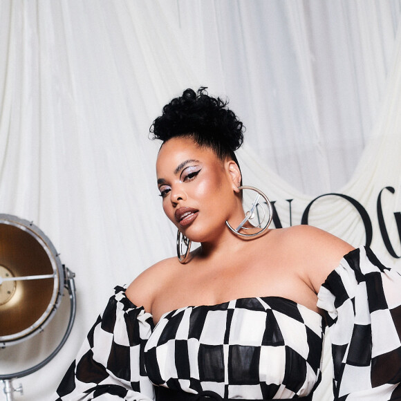 Vestido preto e branco com padronagem quadriculada foi aposta da modelo Rita Carreira