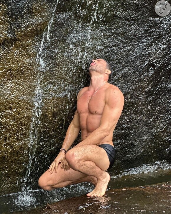Cauã Reymond postou várias fotos de sunga tomando banho de cachoeira