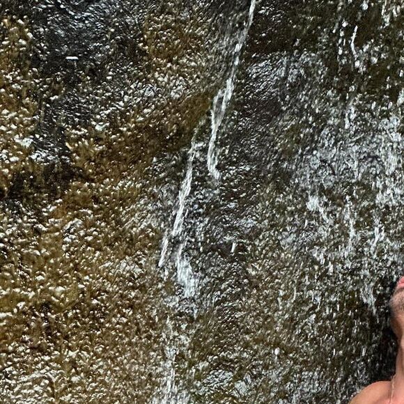Cauã Reymond postou várias fotos de sunga tomando banho de cachoeira