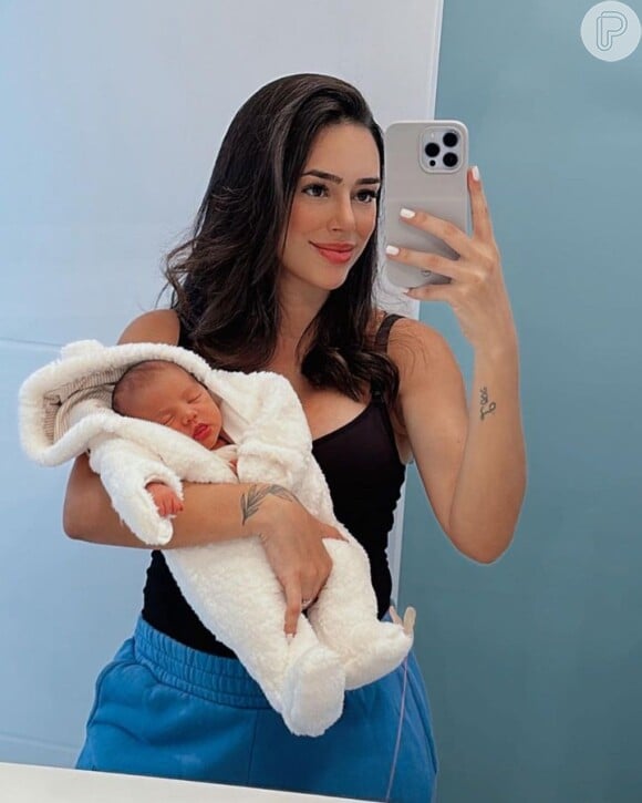 Bruna Biancardi mostra porta-chupeta de diamante que Mavie, filha dela com Neymar, ganhou de uma marca de produtos infantis