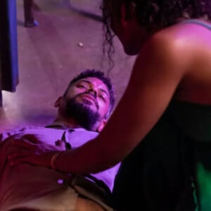 Em Terra e Paixão, Jonatas (Paulo Lessa) leva um tiro no lugar de Aline (Barbara Reis)