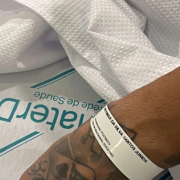 Neymar publicou uma foto em um hospital após término com Bruna Biancardi