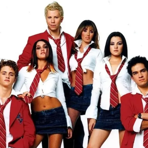 Gretchen foi comparada com integrantes do RBD: Anahí, Dulce Maria e Maite Perroni por sua saia plissada 