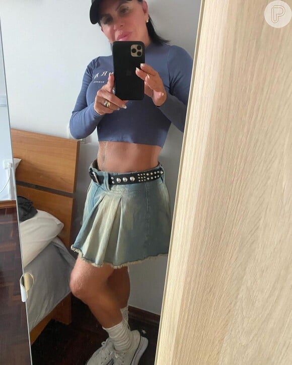 Gretchen publicou uma foto no Instagram usando uma minisaia plissada e roubou a cena: 'Sou assim'