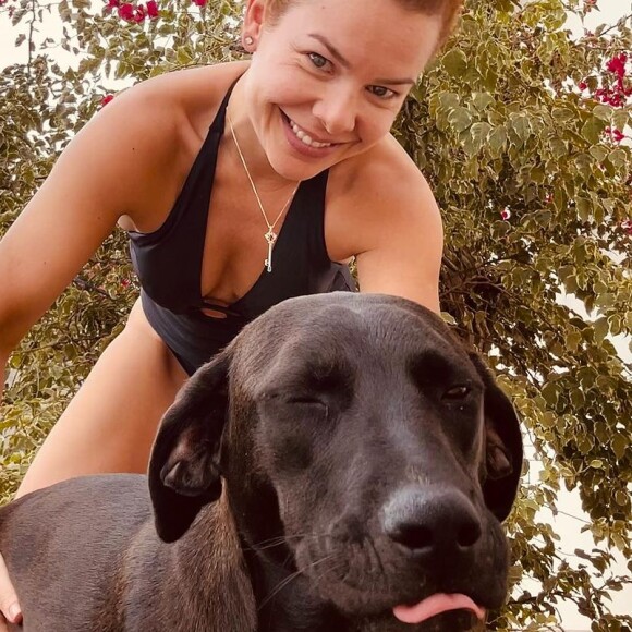 Fernanda Souza se divertiu com 'invasão' da pet Luana em sessão de fotos