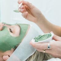 Chá verde: Quais os benefícios desse ativo que aparece em produtos para pele e cabelo?