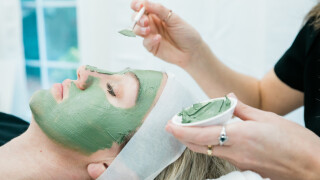 Chá verde: Quais os benefícios desse ativo que aparece em produtos para pele e cabelo?