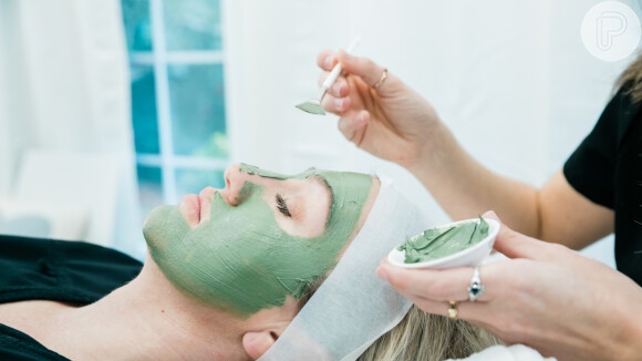 Chá verde: Quais os benefícios desse ativo que aparece em produtos para pele e cabelo?