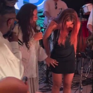 Regina Casé comentou que Anitta puxa o vestido curto pra cima enquanto dança