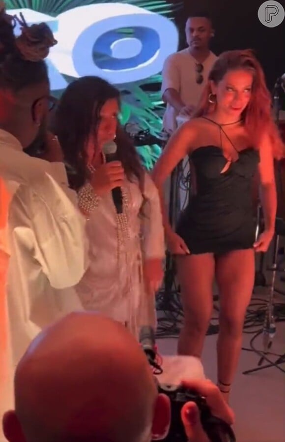 Anitta confirmou a informação, deixando as pernas ainda mais à mostra