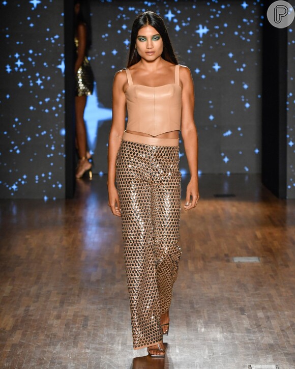 A calça metalizada foi combinada com cropped nesse look desfilado pela marca Patricia Vieira na SPFW