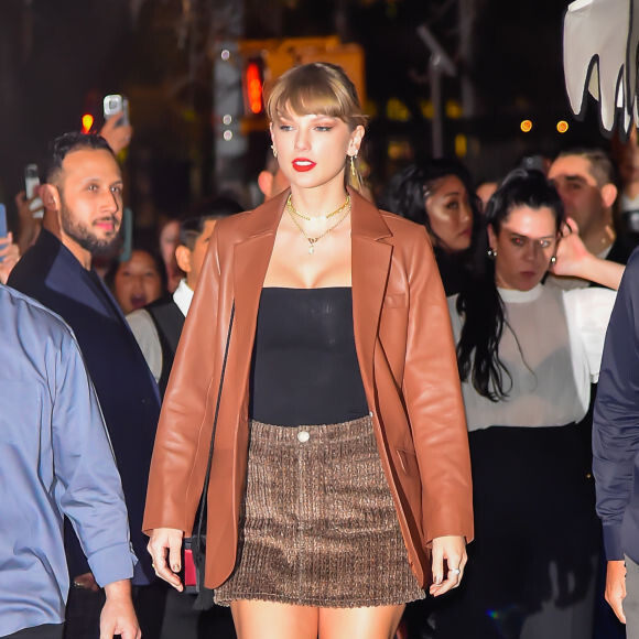 Em 2023, Taylor Swift voltou a usar o cabelo liso e tem aparecido com looks mais casuais e em tons mais terrosos